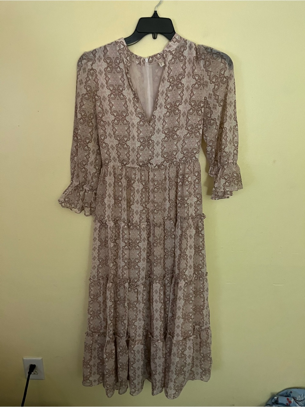 Elan Taupe Patterned Tiered Midi Dress Size Small